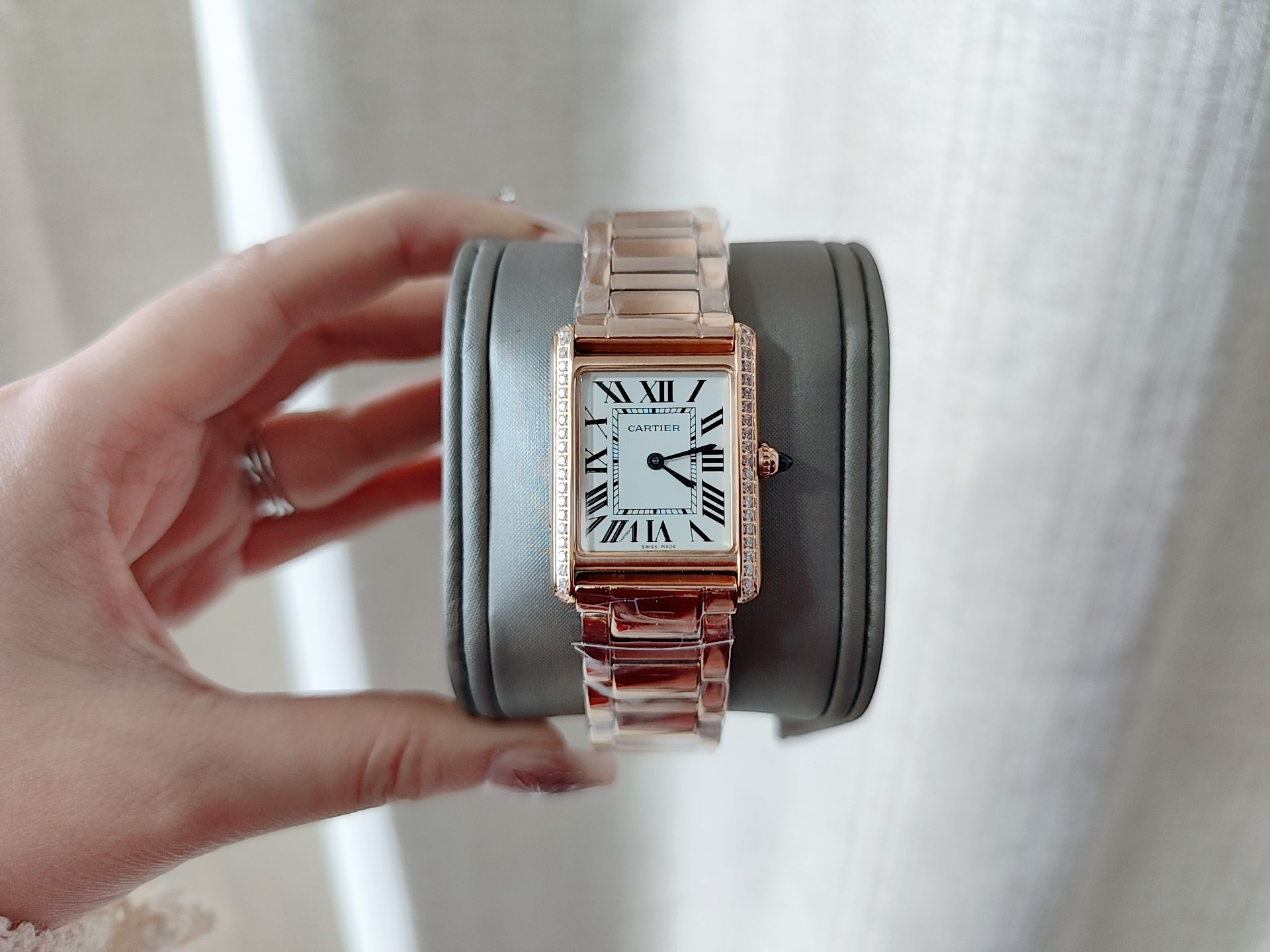 ?? White Case 290 Rose gold 310 Diamonds +30 High Quality +100?? Cartier Tank Must steel band series. The Tank watch model has always been the most popular series. For the small-sized model, it is an ideal choice for people with moderate wrist sizes. The 
