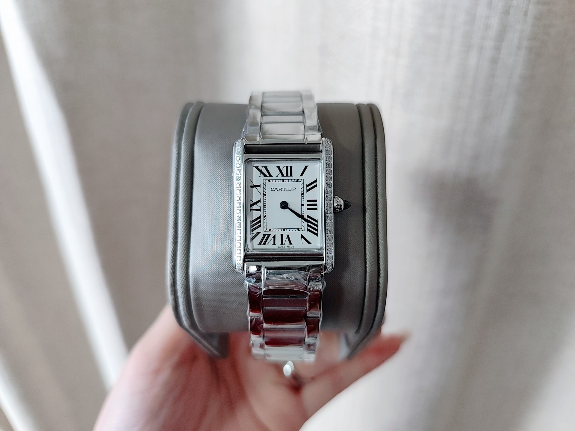 ?? White Case 290 Rose gold 310 Diamonds +30 High Quality +100?? Cartier Tank Must steel band series. The Tank watch model has always been the most popular series. For the small-sized model, it is an ideal choice for people with moderate wrist sizes. The 