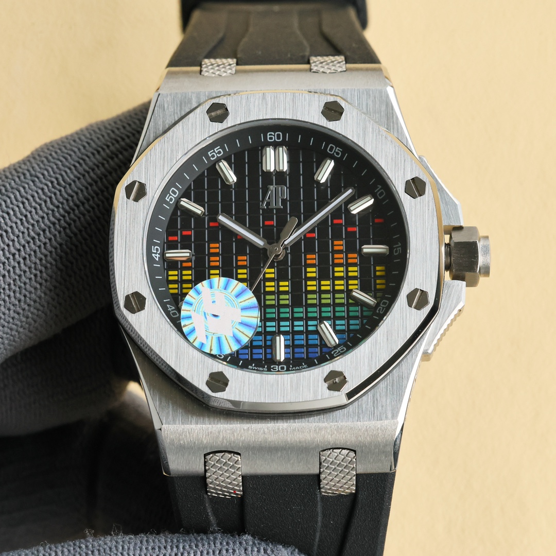 White 1350 Black 1400
Zf New Audemars Piguet Royal Oak 15600 Music Classic Version [6 Highlights] 1. Genuine disassembled mold, 43mm in diameter 14mm thick 2 perfectly restores every detail of the genuine case, fully demonstrating the "sharp and resolute"