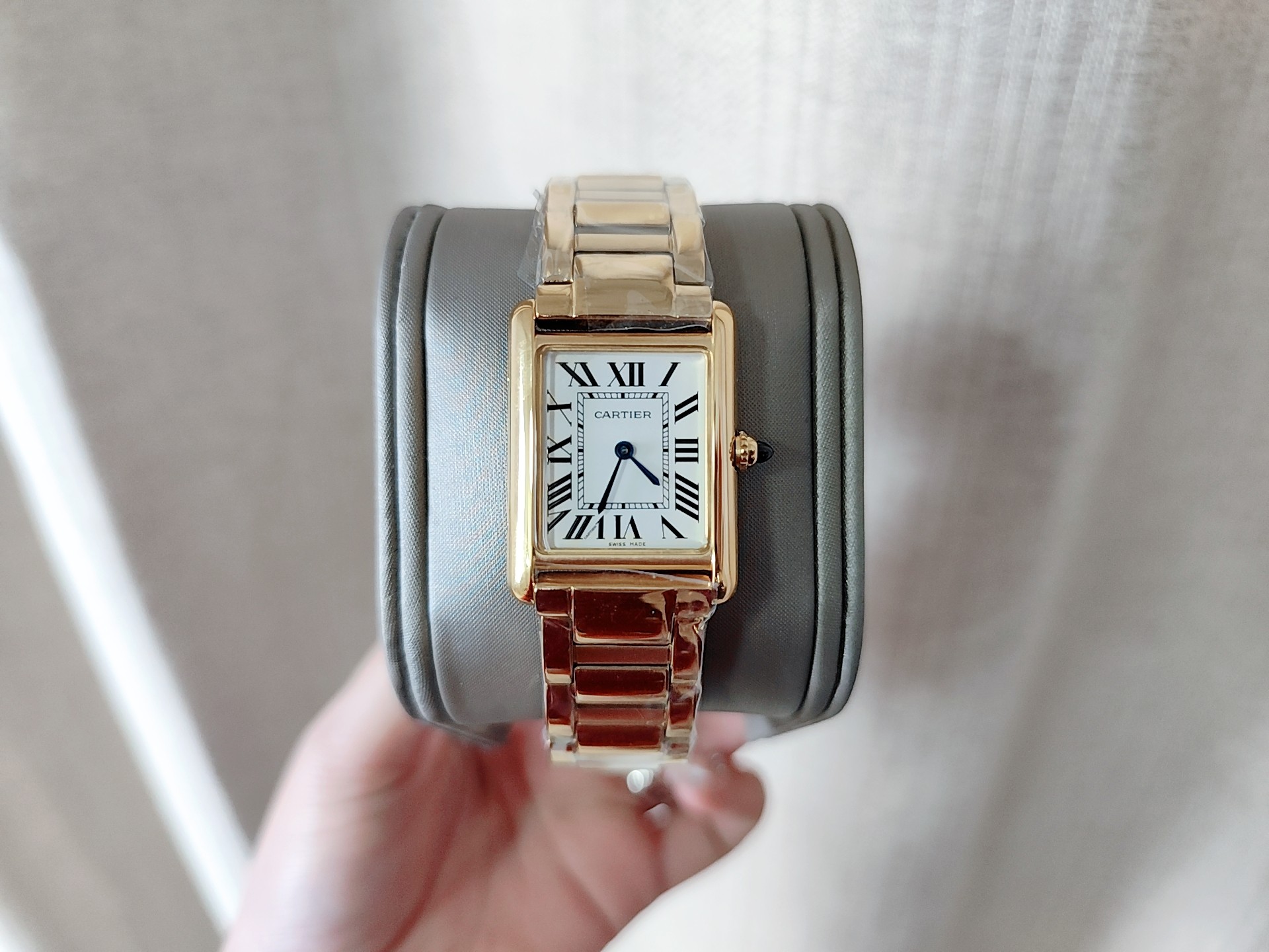 ?? White Case 290 Rose gold 310 Diamonds +30 High Quality +100?? Cartier Tank Must steel band series. The Tank watch model has always been the most popular series. For the small-sized model, it is an ideal choice for people with moderate wrist sizes. The 