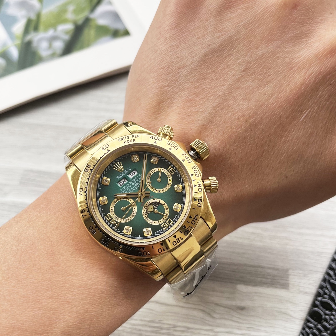 White 560 Gold 580
New ROLEX- the carbon fiber custom version of the Chronograph Daytona series, the watch is not only lightweight to wear but also has a tough exterior. And each watch features a unique carbon fiber patterned material. [Case] The size of 