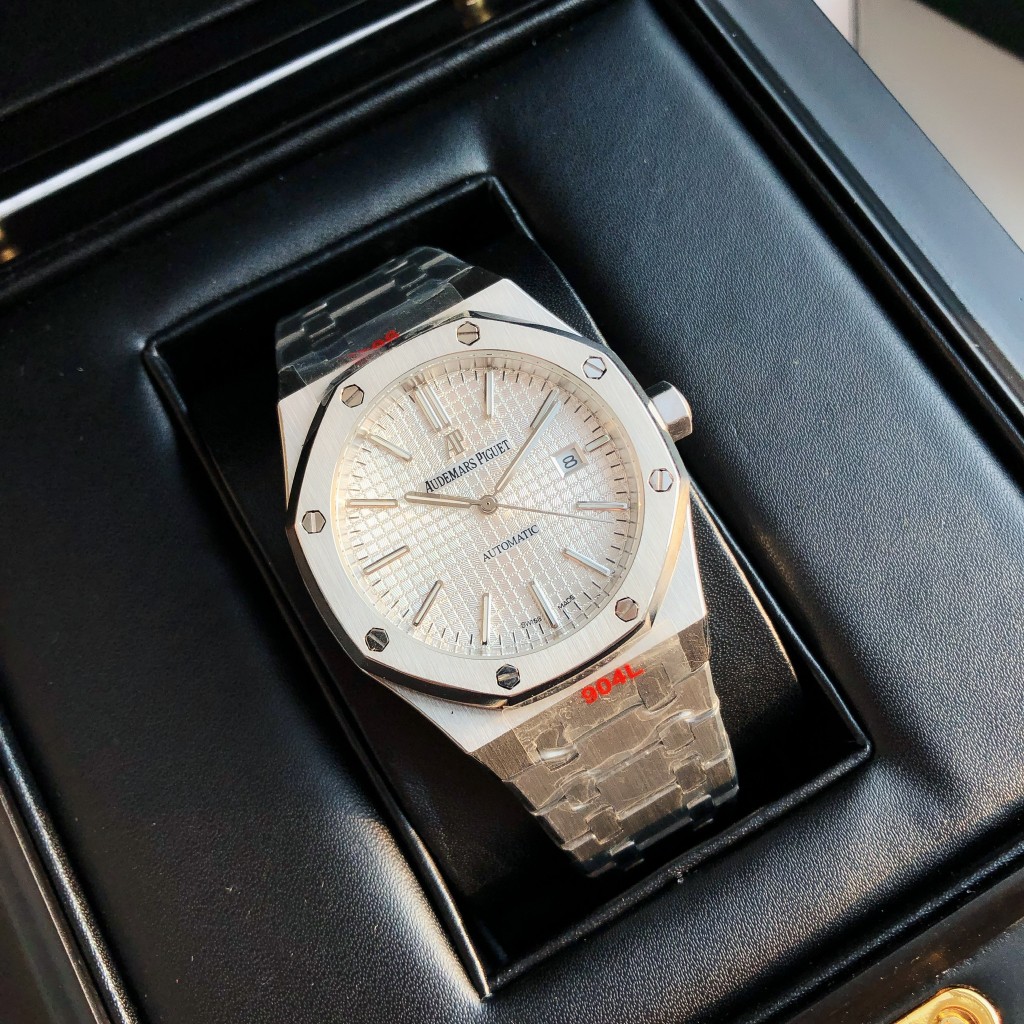 [Luxury sporty benchmark product] The 2023 upgraded Audemars Piguet 15400 series watch, as the most basic model of the Royal Oak series, has no special functions, only three hands and date display, revealing the luxury sporty vibe of the 15400 series with