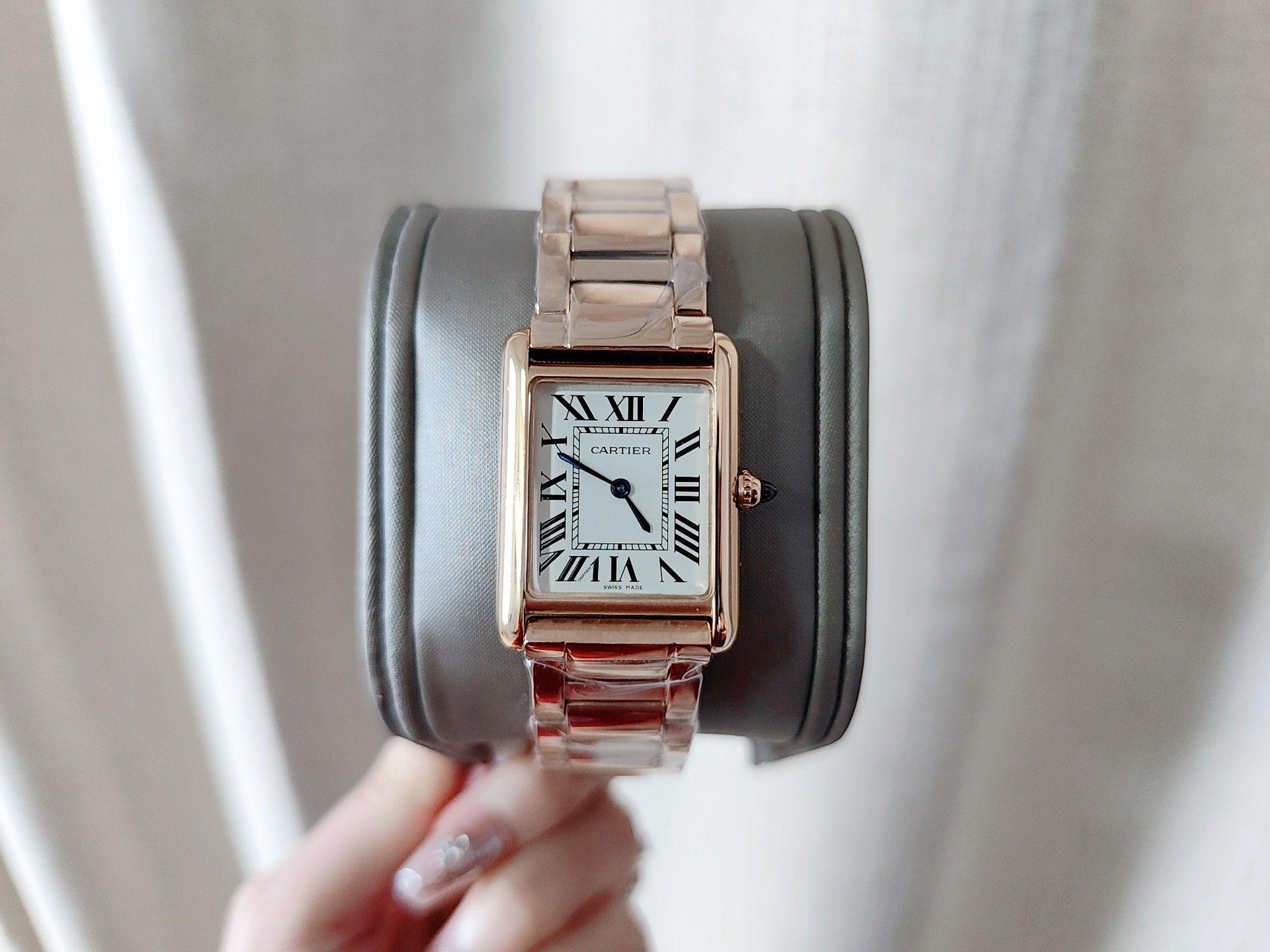 ?? White Case 290 Rose gold 310 Diamonds +30 High Quality +100?? Cartier Tank Must steel band series. The Tank watch model has always been the most popular series. For the small-sized model, it is an ideal choice for people with moderate wrist sizes. The 