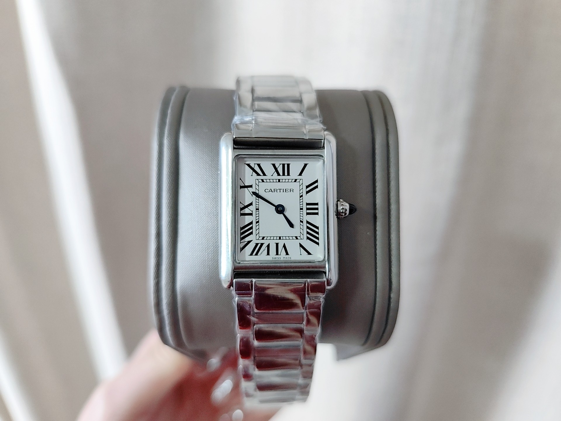 ?? White Case 290 Rose gold 310 Diamonds +30 High Quality +100?? Cartier Tank Must steel band series. The Tank watch model has always been the most popular series. For the small-sized model, it is an ideal choice for people with moderate wrist sizes. The 
