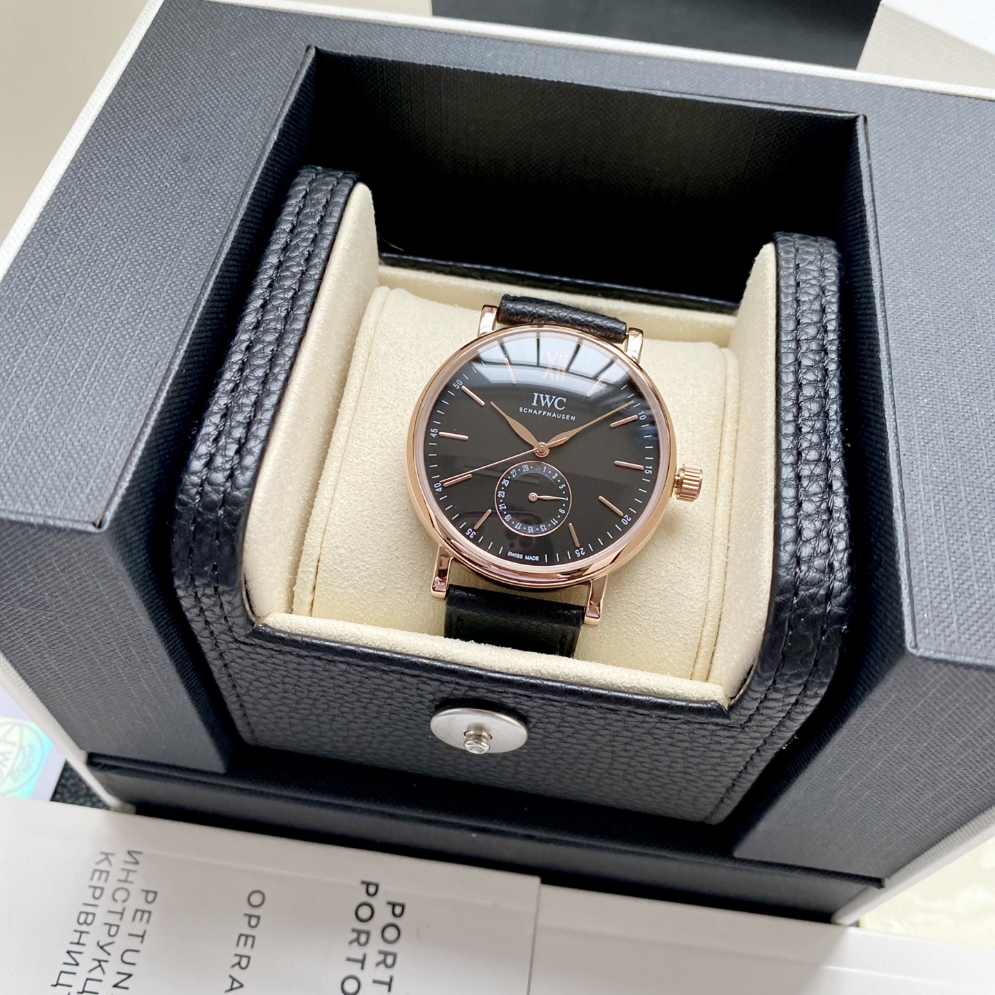 White shell 580, rose gold 600.
IWC introduces the Portofino (IW359201) pointer calendar function, the most popular simple, elegant and grand dress style watch! The 6-digit dial is the latest calendar dial! [Case] The 39mm case is the same as the original