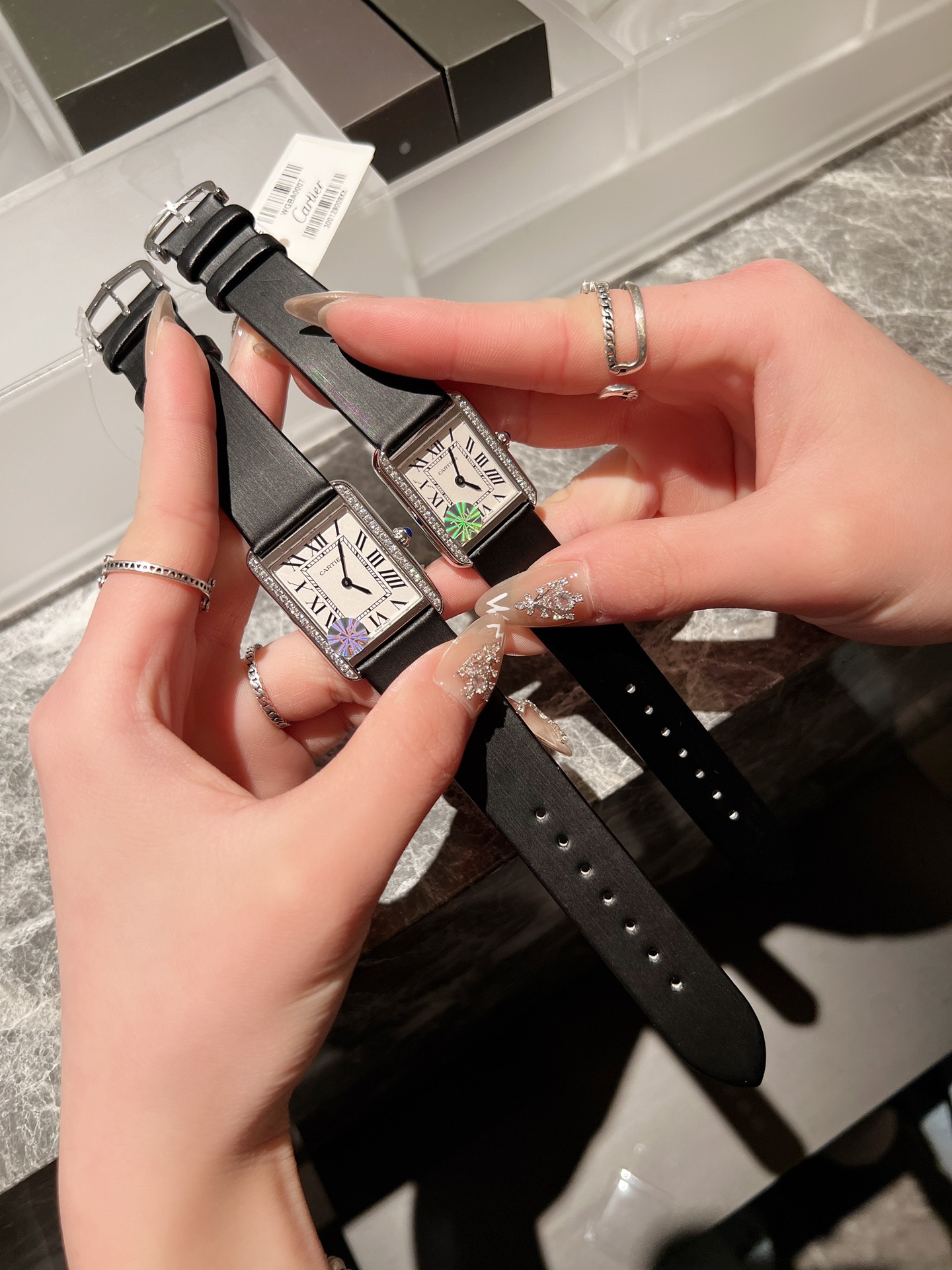 [High Quality version White shell 300 Rose gold 320 diamonds +30]
[Standard White Shell 200 rose gold +20 diamonds +30]
Cartier Tank series watch, high quality original edition ? original mold, stone ? English movement. ? table steel shell, circular bead 