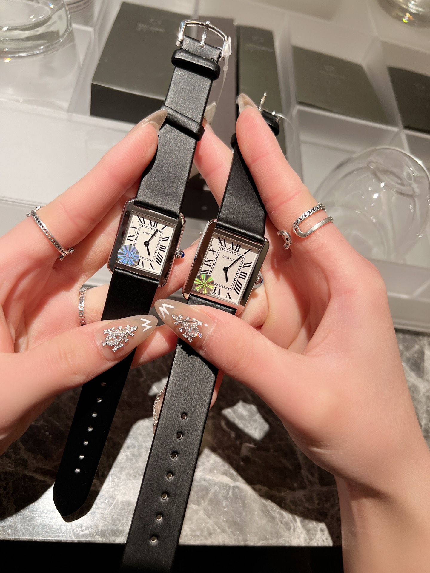 [High Quality version White shell 300 Rose gold 320 diamonds +30]
[Standard White Shell 200 rose gold +20 diamonds +30]
Cartier Tank series watch, high quality original edition ? original mold, stone ? English movement. ? table steel shell, circular bead 