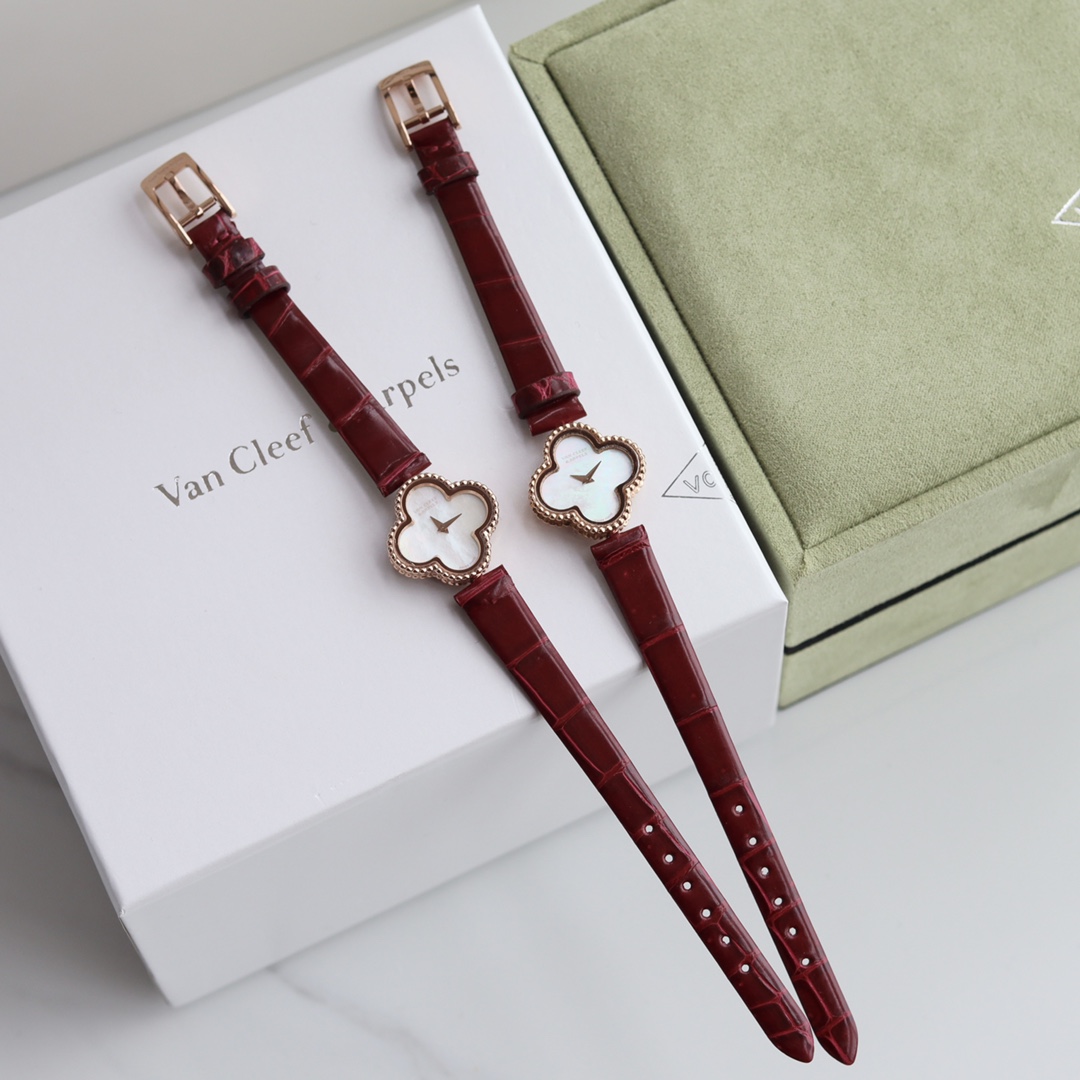 VCA Van Cleef & Arpels Four-leaf Clover Alligator Leather watch ?
Bracelet made of 925 sterling silver ? natural gemstones
Salt and Sweet chain strap watch let the lucky four-leaf clover ?? watch bring you luck every minute and every second. Electroplated