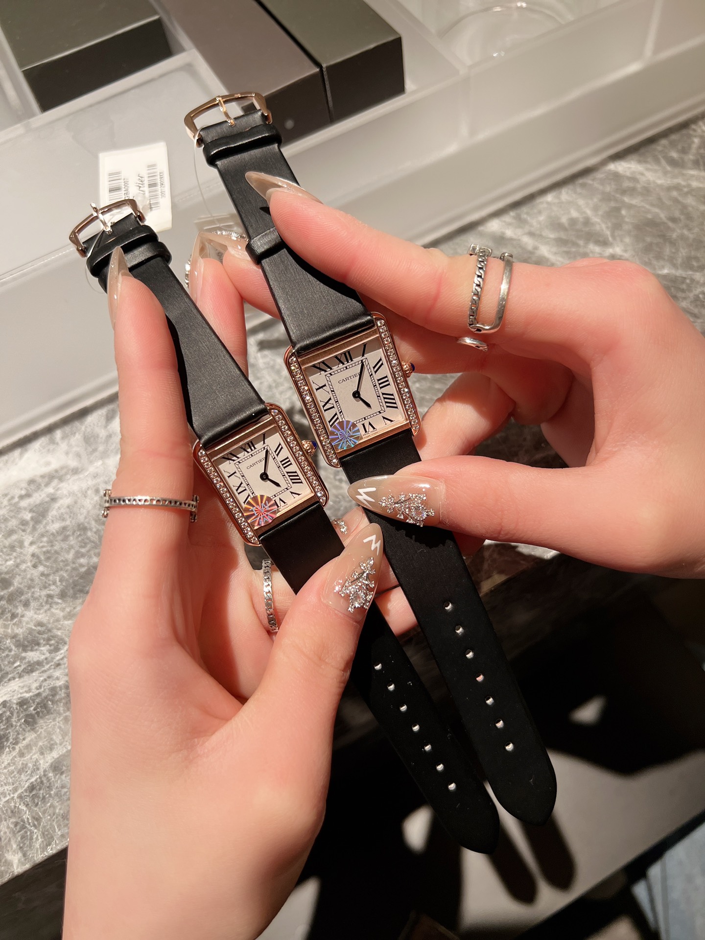 [High Quality version White shell 300 Rose gold 320 diamonds +30]
[Standard White Shell 200 rose gold +20 diamonds +30]
Cartier Tank series watch, high quality original edition ? original mold, stone ? English movement. ? table steel shell, circular bead 