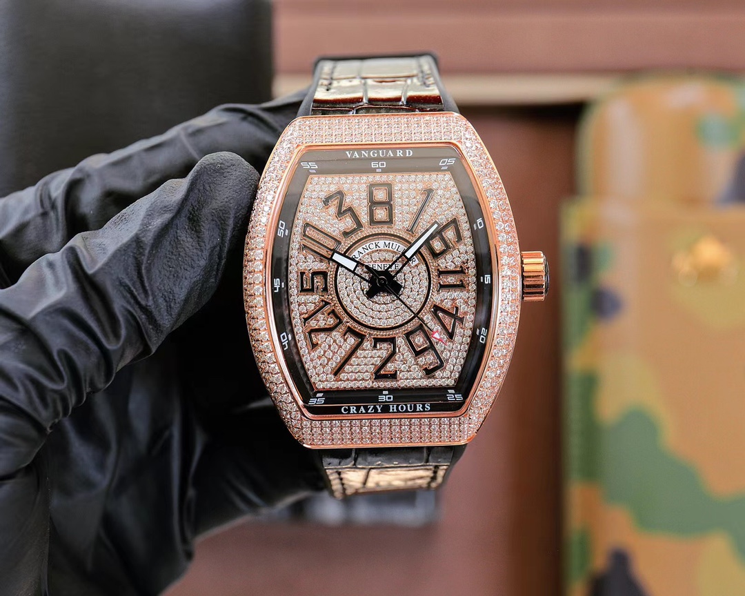 ABF Frank. Muller's latest exclusive custom edition Vanguard V45 CRAZY HOUR collection
1. Unconventional arrangement of 12 Art Deco-style Arabic numerals. Custom CZ02 automatic mechanical movement with a large seconds hand that was not present before, flo