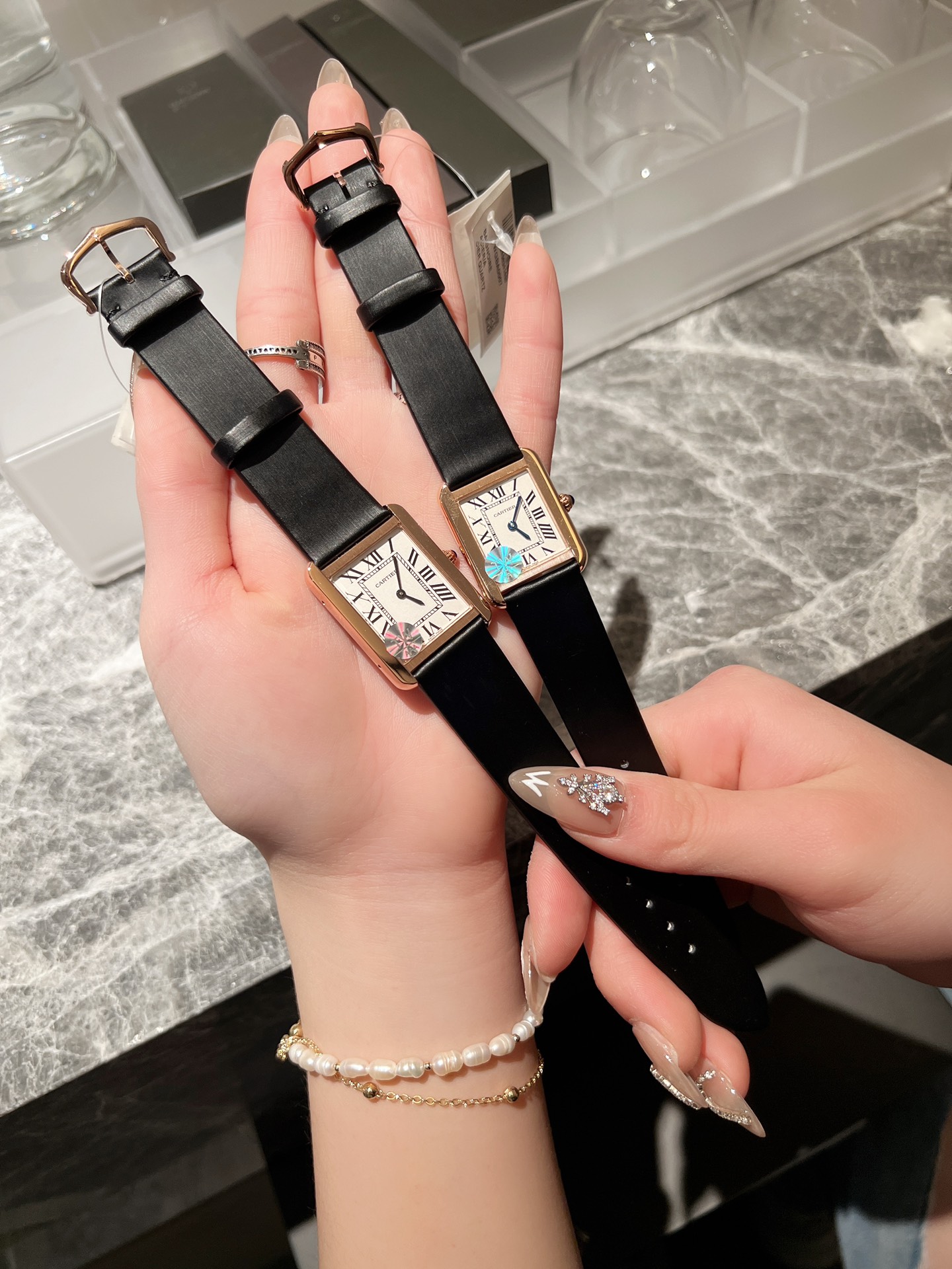 [High Quality version White shell 300 Rose gold 320 diamonds +30]
[Standard White Shell 200 rose gold +20 diamonds +30]
Cartier Tank series watch, high quality original edition ? original mold, stone ? English movement. ? table steel shell, circular bead 