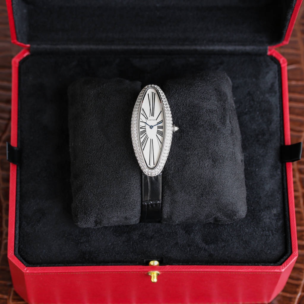 Bathtub collection Perfect Shipment Elegant and powerful Cartier Baignoire Allongee Medium Size: Length 47mm width 21mm. The iconic Roman hour markers, paired with quenched blue steel hands, elongated medium size, elegant and powerful, is the most popular