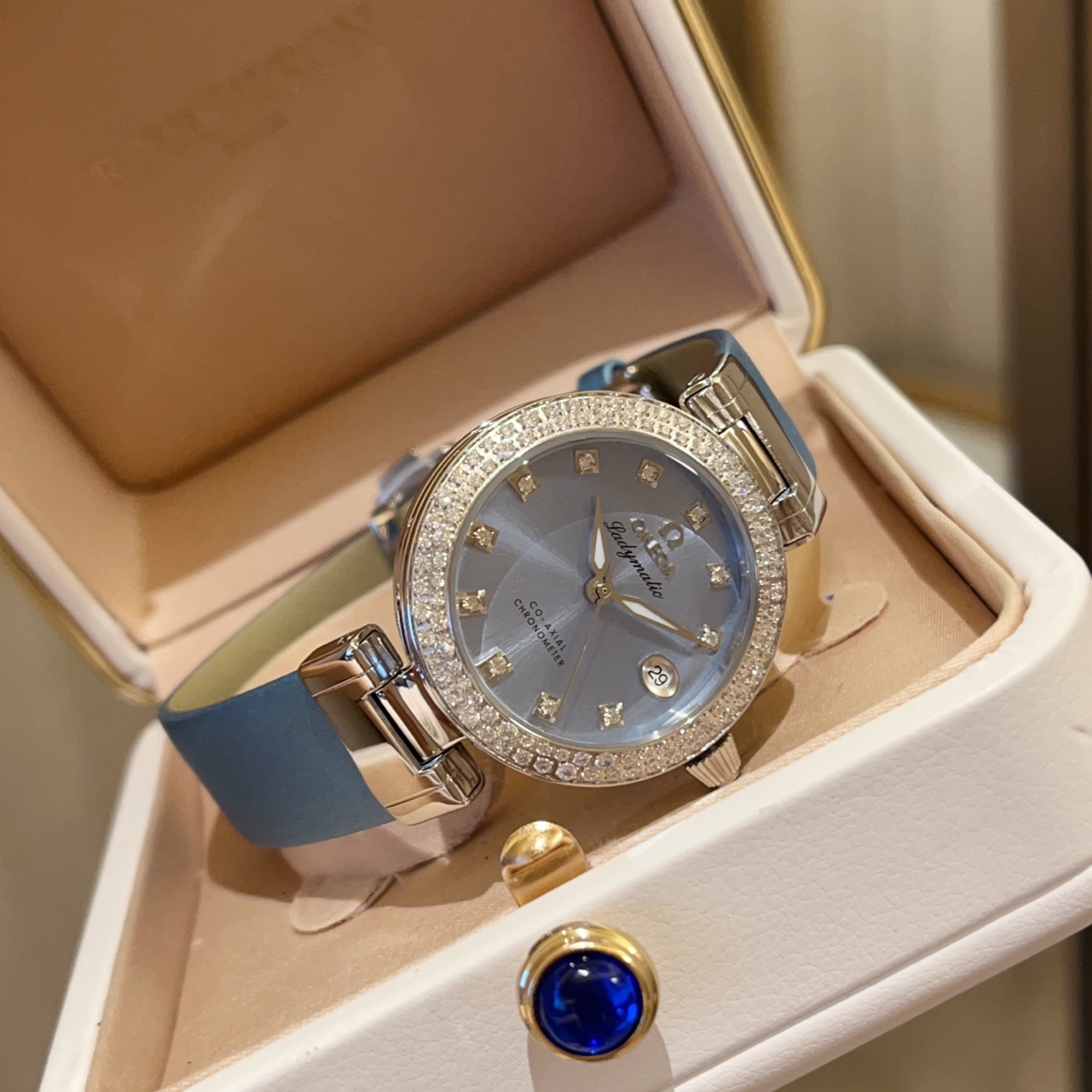 ?? Aperture 300, Diamond 330, gold plus 20
?? Omega Ladymatic | New macaron palette ???
?? New 2025 debut - Ladymatic This macaron color is simply stunning, top-notch! Sure enough, large dials are the most popular this year ?? with a 34mm case diameter, t