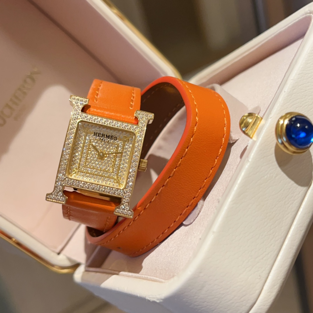 ?? White case 450 gold 480
Hermes' HEURE H 'series, the most classic H case, hand-polished, full sky stars, really have no resistance to this square dial watch. 316 stainless steel case, finely polished "H" shape lines, smooth and elegant design sense, hi