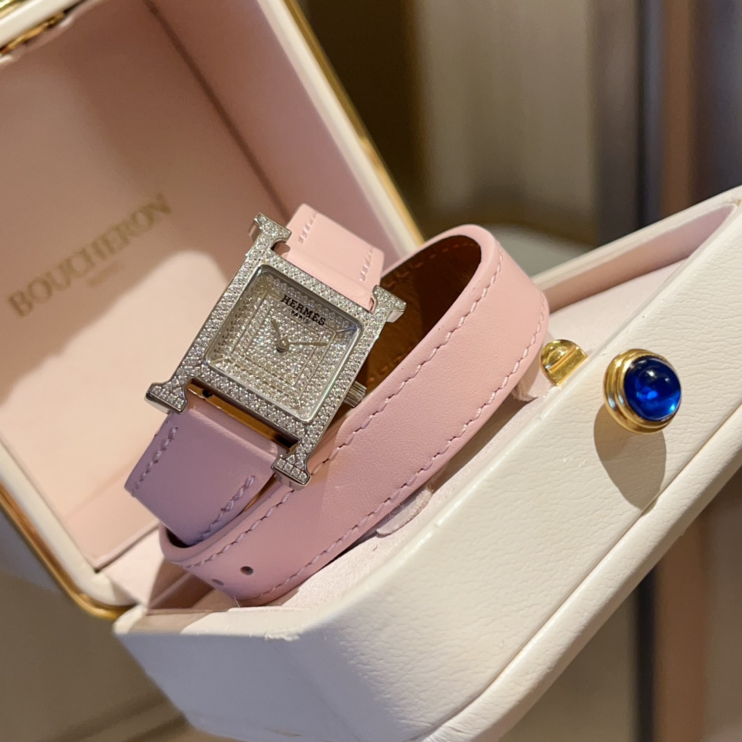 ?? White case 450 gold 480
Hermes' HEURE H 'series, the most classic H case, hand-polished, full sky stars, really have no resistance to this square dial watch. 316 stainless steel case, finely polished "H" shape lines, smooth and elegant design sense, hi