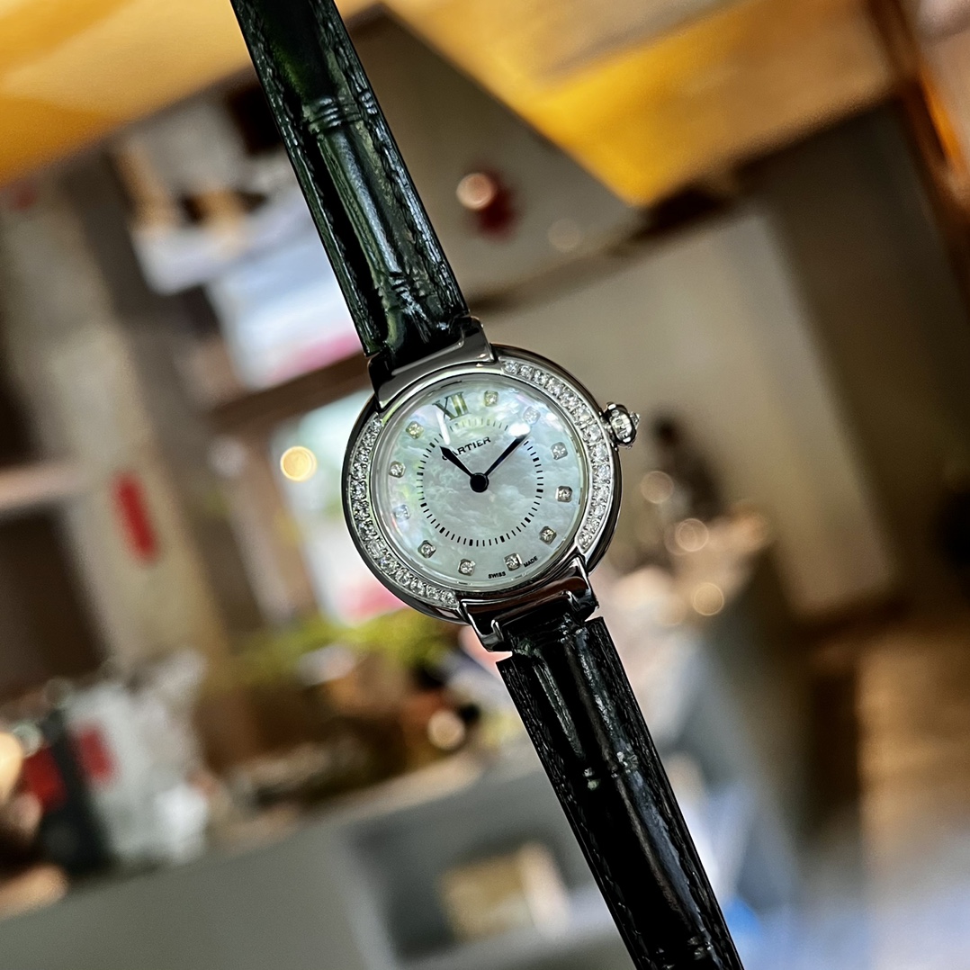 ?? Gold and silver 480??
?????? Cartier -Cartier?????? Cartier Saudi limited Edition with a moon dial, I believe the old watch enthusiasts all know that his prototype came before the birth of the blue balloon that attracted a crowd. Dial diameter - 30mm F