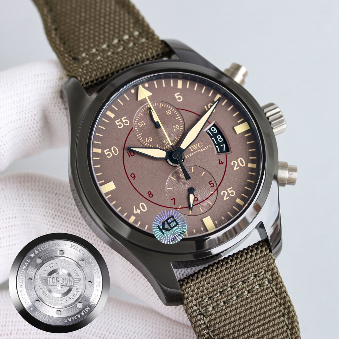 1900 ??
The latest masterpiece is the IWC Pilot Ceramic series watch - "Blue Angel ?" special edition/Mercedes-AMG Petrus Team Special Edition! [Great Details] [Case] Watch dimensions 44.5 mm X15.5 mm 1. Ceramic finish to prevent oxidation and corrosion; 