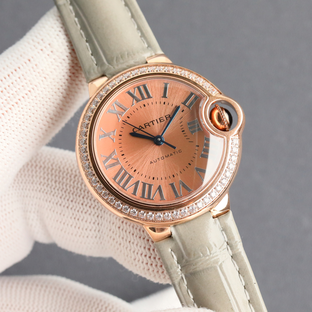 1500??18k gold-plated stock exclusive channel stock, Cartier Ballon Bleu 28mm 33mm 36mm
3 sizes available
W6920097 women's watch, original imported movement, automatic mechanical movement, (18k gold-plated) sapphire crystal, sunray patterned effect dial, 