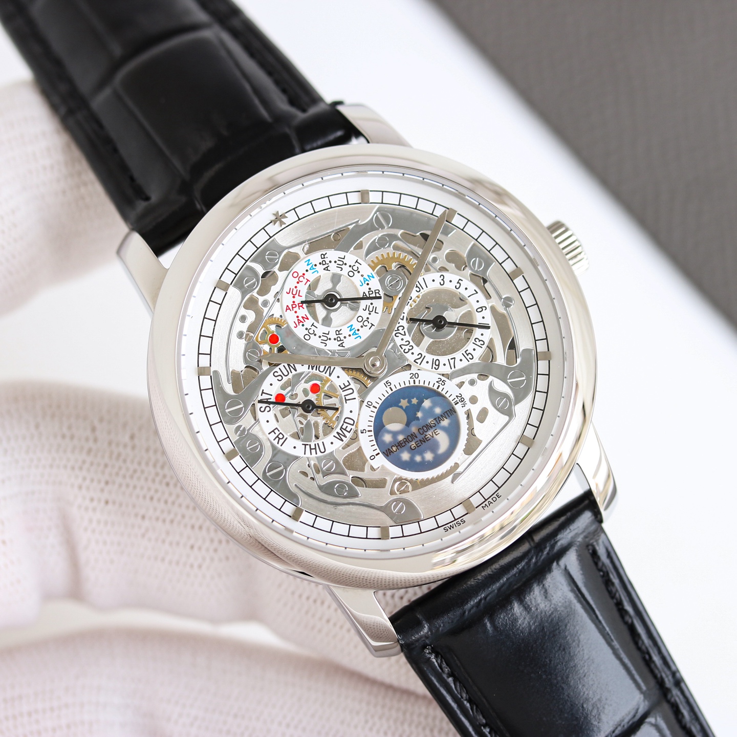 White Shell 1450. Rose Shell 1500
Heritage Perpetual Calendar watch. Model: 43175/000R-9687. This 41mm diameter model embodies Vacheron Constantin's tradition of exceptional watchmaking complications, with the ultra-thin model being a prime example. 1: Eq