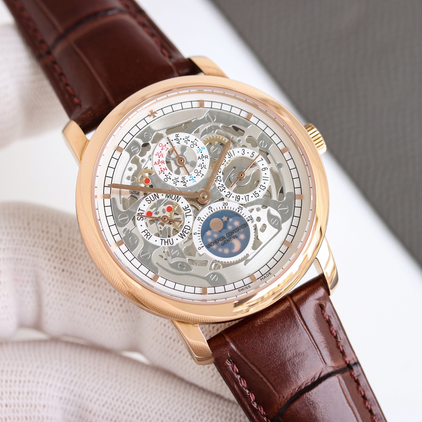 White Shell 1450. Rose Shell 1500
Heritage Perpetual Calendar watch. Model: 43175/000R-9687. This 41mm diameter model embodies Vacheron Constantin's tradition of exceptional watchmaking complications, with the ultra-thin model being a prime example. 1: Eq