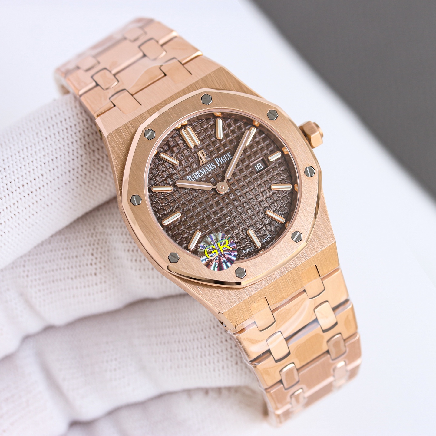White steel 1300, rose steel 1350, diamond ?50
AUDEMARS PIGUET Royal Oak 67651OR ladies Quartz watch ~ Shining debut! Goddess-like versatility, sparkling and charming!
GR purchase genuine products, disassemble and mold, complete CNC grinding, check and ad