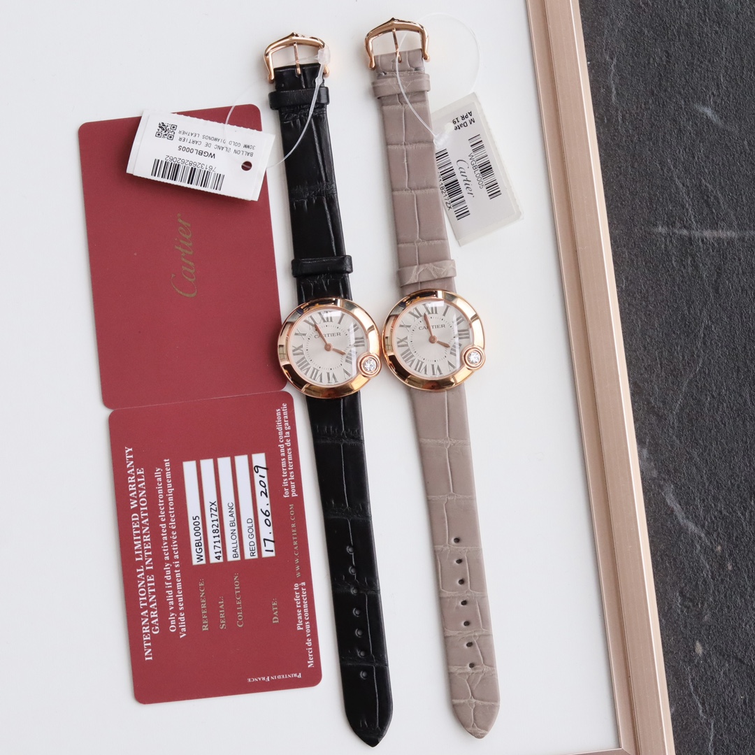 ?? White 650, white stone 680, white rose
Cartier White Balloon Ballon Balnc de Cartier watch
Cartier 's new White Balloon collection, 18k electroplated rose gold sapphire crystal glass mirror alligator leather ?? strap enhances the rose gold sheen. It lo