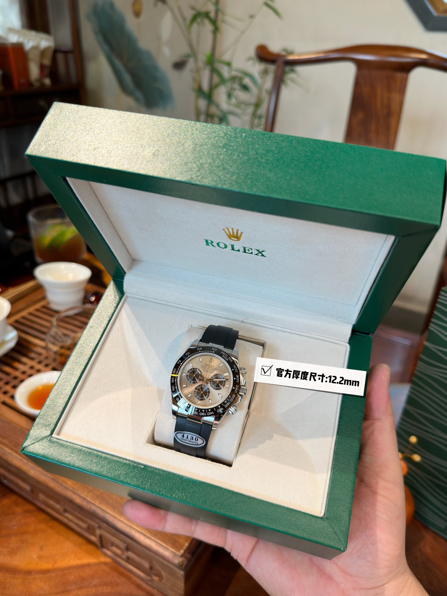 N+ version, Rolex Daytona ??? latest version 12.2mm in thickness arrives ? ? C factory mold 1:1 perfect replica!!
Daytona size :40mm??12.2mm/ old 12.4mm
Features: Hour, minute, second, chronograph display
Movement :7750 all-in-one "adjustable forward", 43