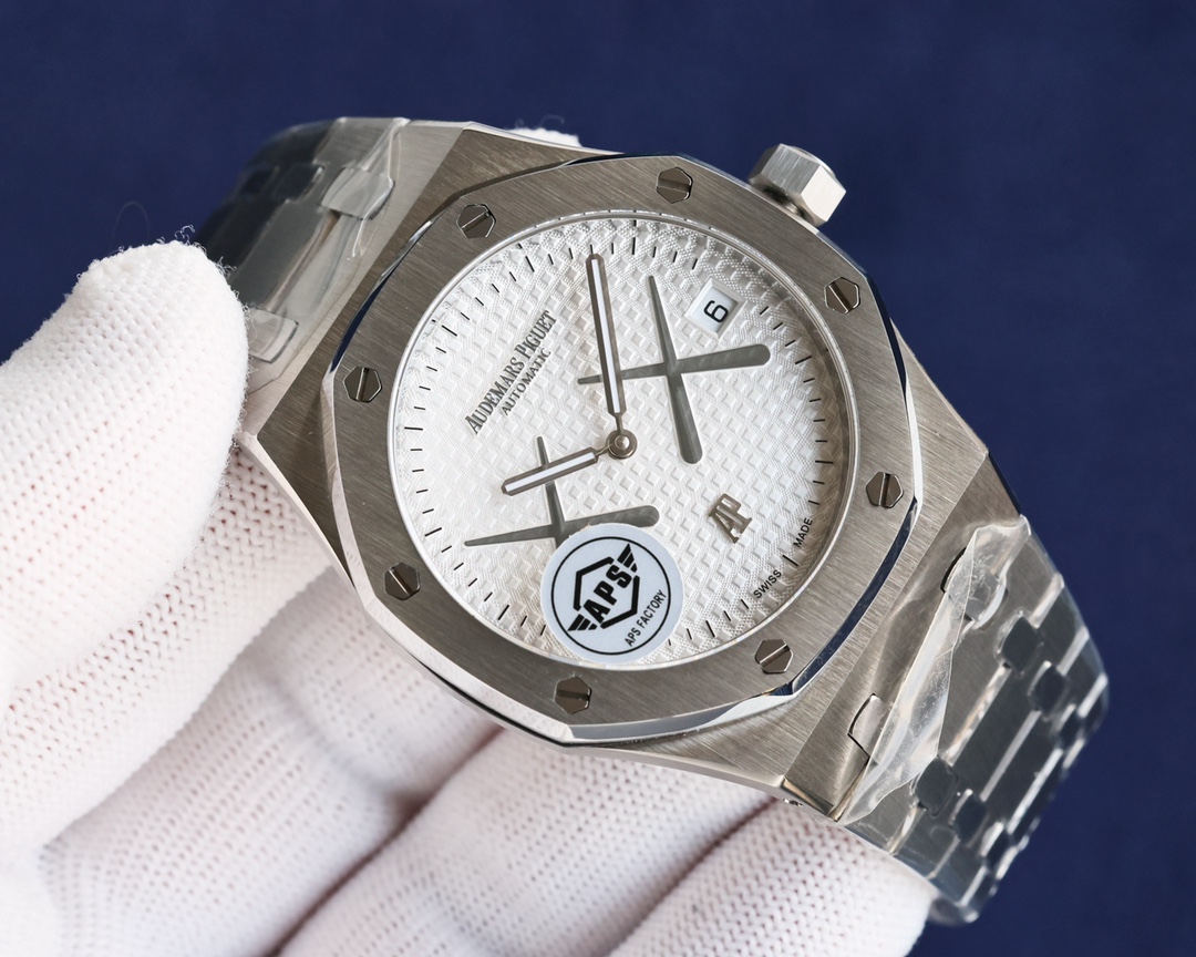 KAWS collaboration upgraded V2 version mechanical men's watch equipped with a stable 9015 modified Cal.4302 movement, super sapphire glass for better wear resistance and scratch resistance, super luminous display, each dial pin is imported and processed s