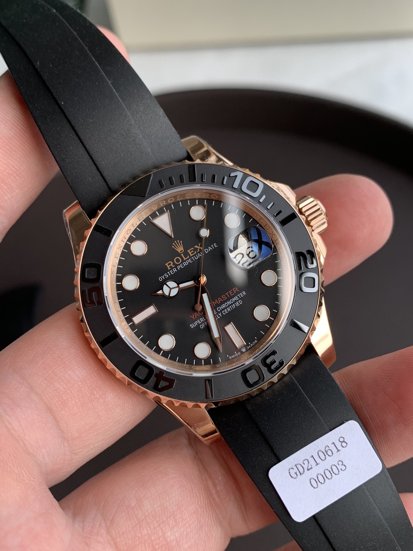 Rolex 's latest and most powerful version ??3500 gold watch! Literal double crown anti-counterfeiting, all-gold 18k rose gold! When it comes to the Rolex Yacht-Master collection, the most popular one should be the 116655-Oysterflex bracelet, which is comm