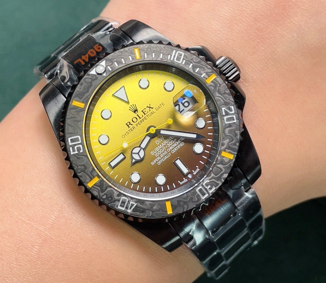 ??BOBO new product launch ?? ROLEX
DIW Submariner PARAKEET
New custom Submariner, perfectly presented!
1: With a specially customized carbon fiber bezel and gradient green dial, DIW gives the Submariner a different style, presenting a new visual and tacti