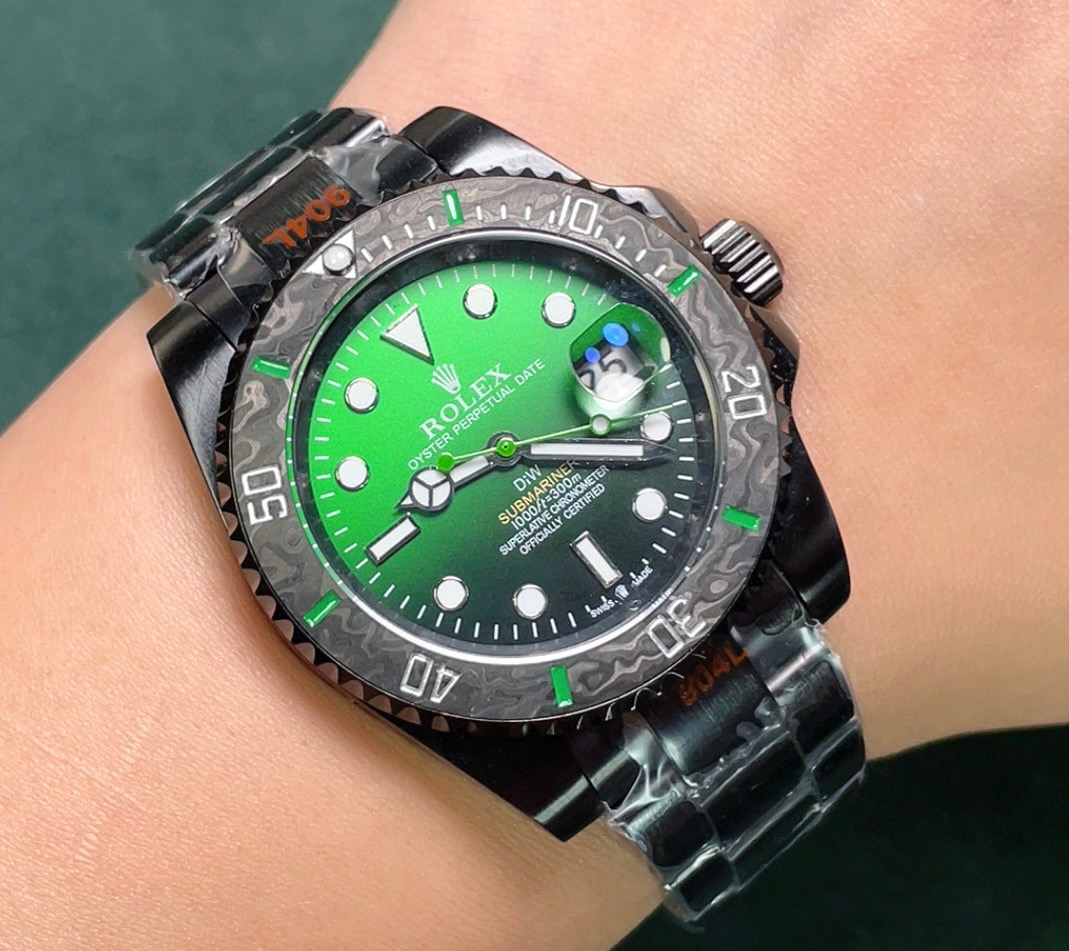 ??BOBO new product launch ?? ROLEX
DIW Submariner PARAKEET
New custom Submariner, perfectly presented!
1: With a specially customized carbon fiber bezel and gradient green dial, DIW gives the Submariner a different style, presenting a new visual and tacti
