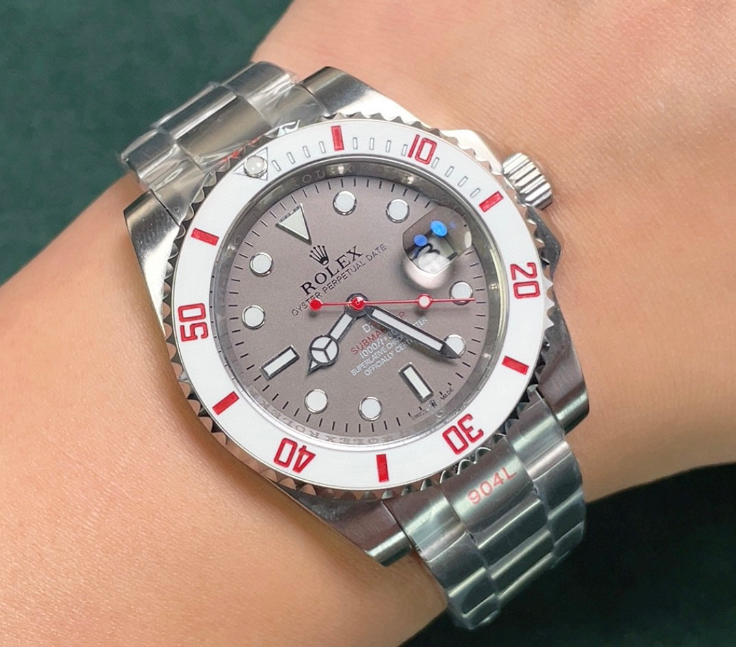 ??BOBO new product launch ?? ROLEX
DIW Submariner PARAKEET
New custom Submariner, perfectly presented!
1: With a specially customized carbon fiber bezel and gradient green dial, DIW gives the Submariner a different style, presenting a new visual and tacti