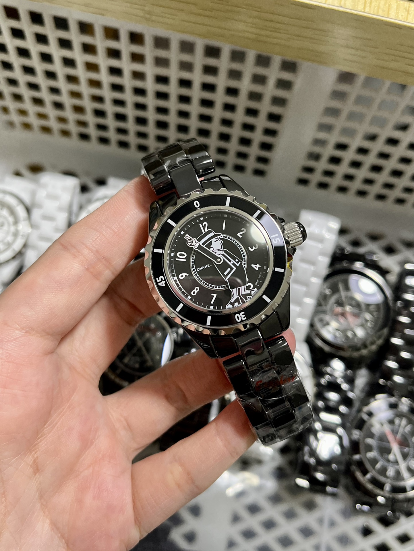 ?? [Mademoiselle CHANEL cartoon] ??CHANEL?J12? Mademoiselle Chanel cartoon Quartz ??33/38mm
The figurine body won't move ? ? counter sync ? ?