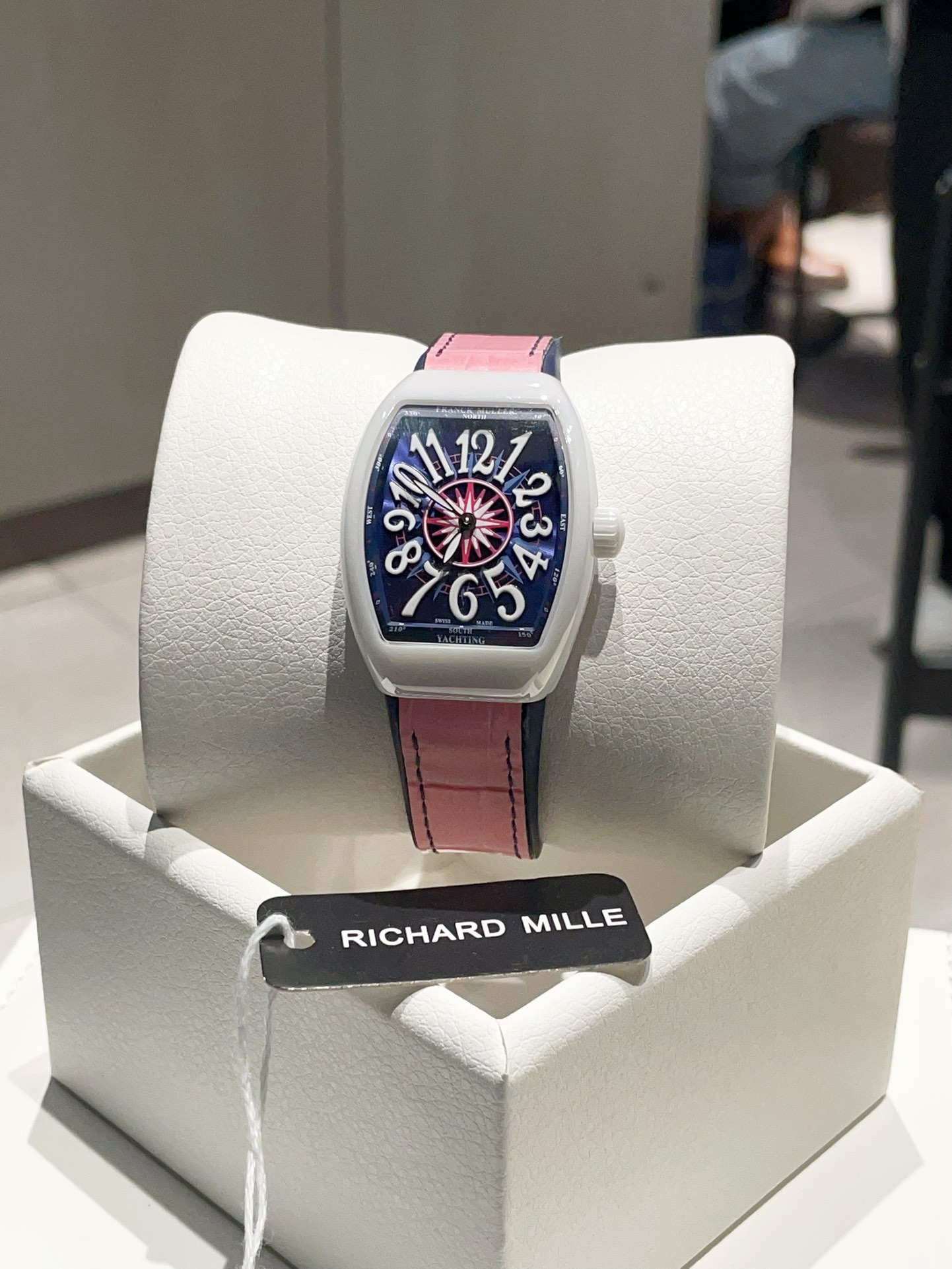 ?? Ceramic case 650 Plain white case 450
Latest ABF Franck??Muller V32 imported ceramic series 1. The case is made of high-temperature imported Korean ceramic, which is strong and durable. The dial is either a deep-sea shell dial or an inlaid embossed num
