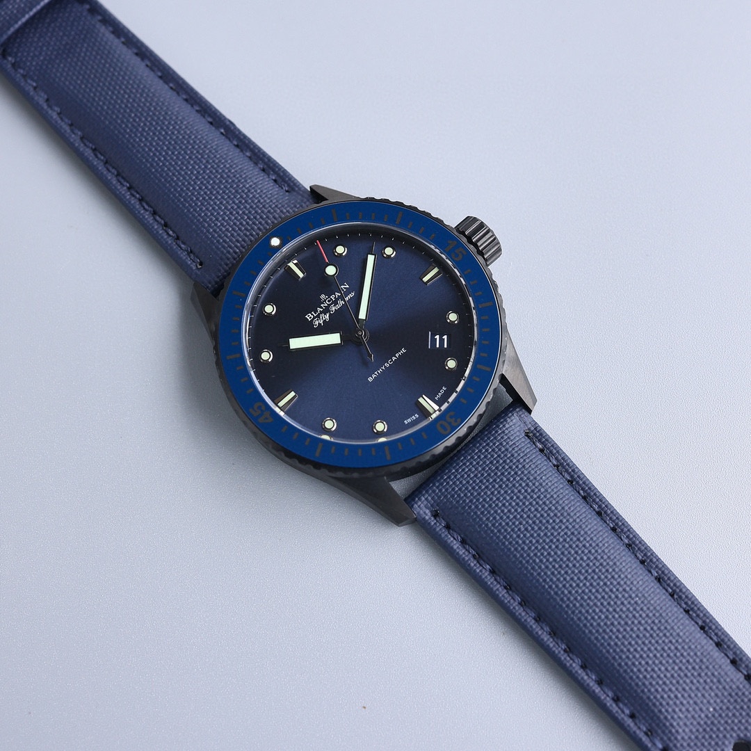 In ??1200
Steel-shell Blancpain Fifty Fathoms collection | 904L matte finish stainless steel
[Dimensions] Thickness: 13.2mm Diameter: 43mm
[Case] Bezel alignment, strong three-dimensional lines!
?? Clasp ?? The satin stainless steel clasp is polished with