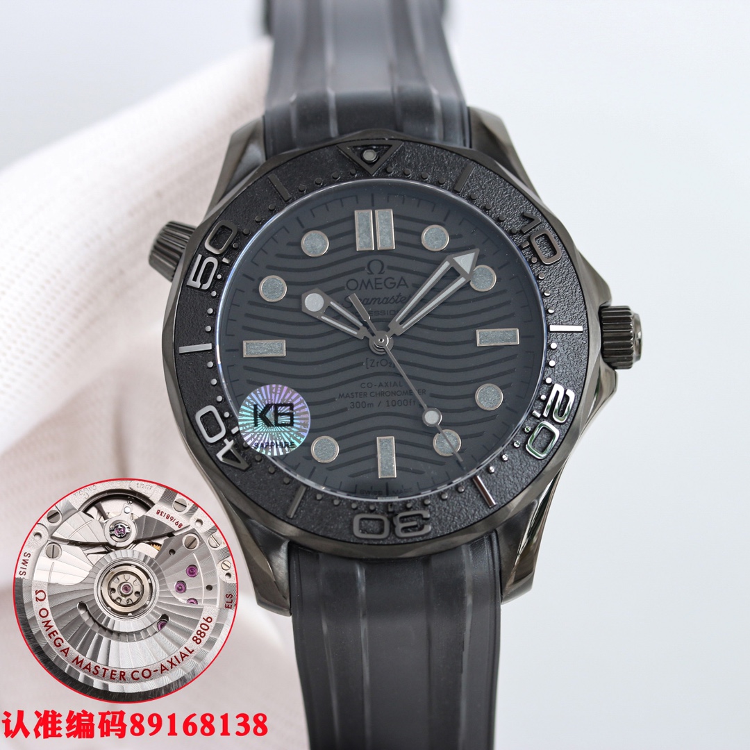 [Black Seamaster, rebellious debut] New Seamaster collection 300 meters. The bezel and wave-patterned dial are made of black zirconia 1Zr021 ceramic. The hollowed-out hands and the dot at the 12 o 'clock position are all coated with Super-LumiNova lumines