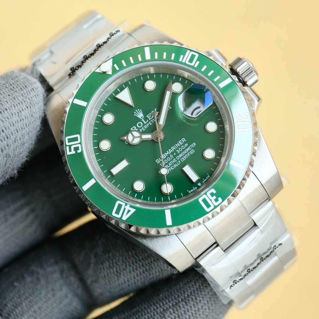 Citizen: 620??2824:850
3135:1100
The v11 version of Rolex Submariner and Submariner makes a strong appearance, especially the green Submariner 116610LV with a very impressive bezel. The entire ceramic bezel is completely transformed, fired according to a 