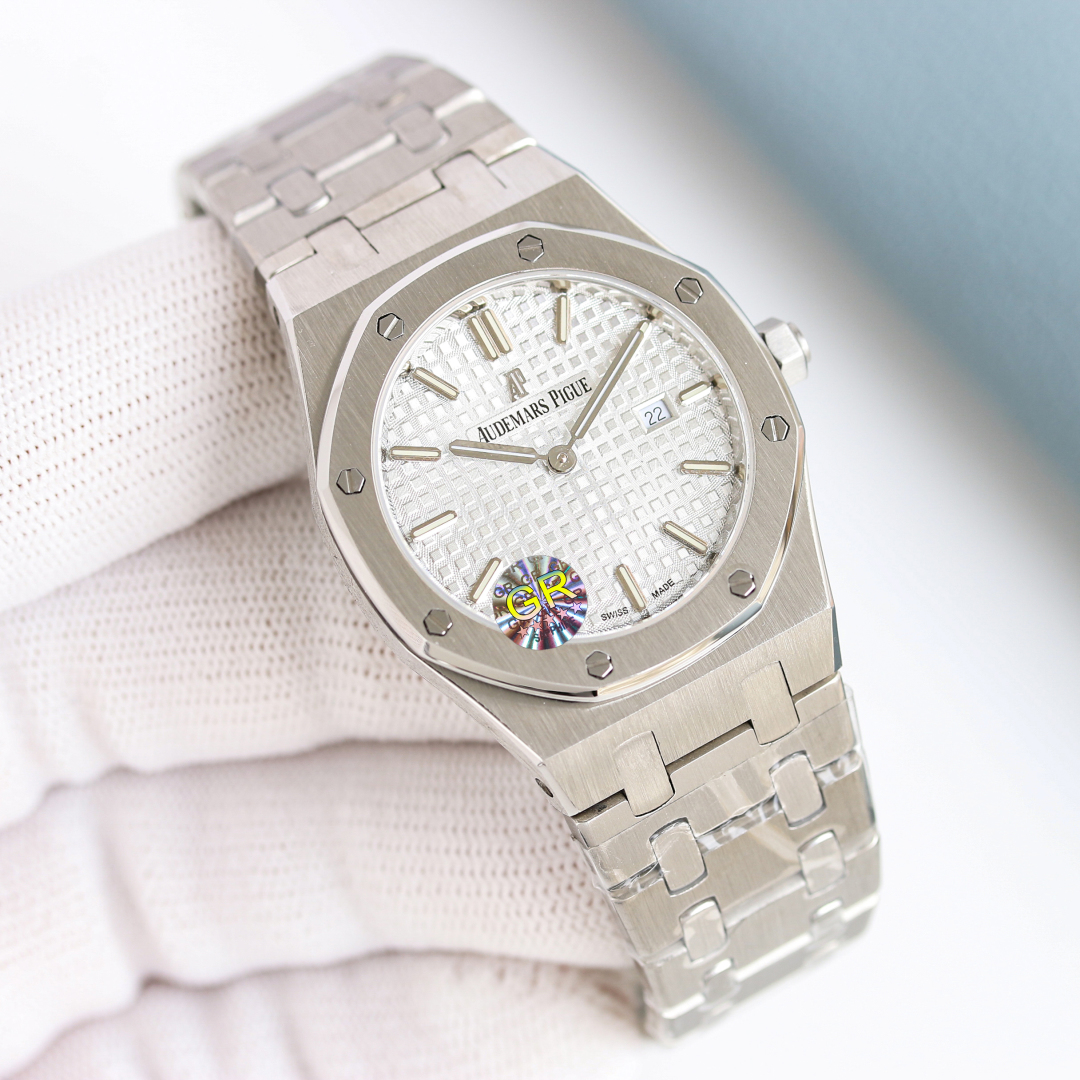 AUDEMARS PIGUET Royal Oak Series 67651OR Ladies' Quartz Watch ~ Shining debut, a versatile choice for goddesses, glittering and charming!
GR purchase genuine products, disassemble and mold, complete CNC polishing, multiple calibrations and adjustments of 