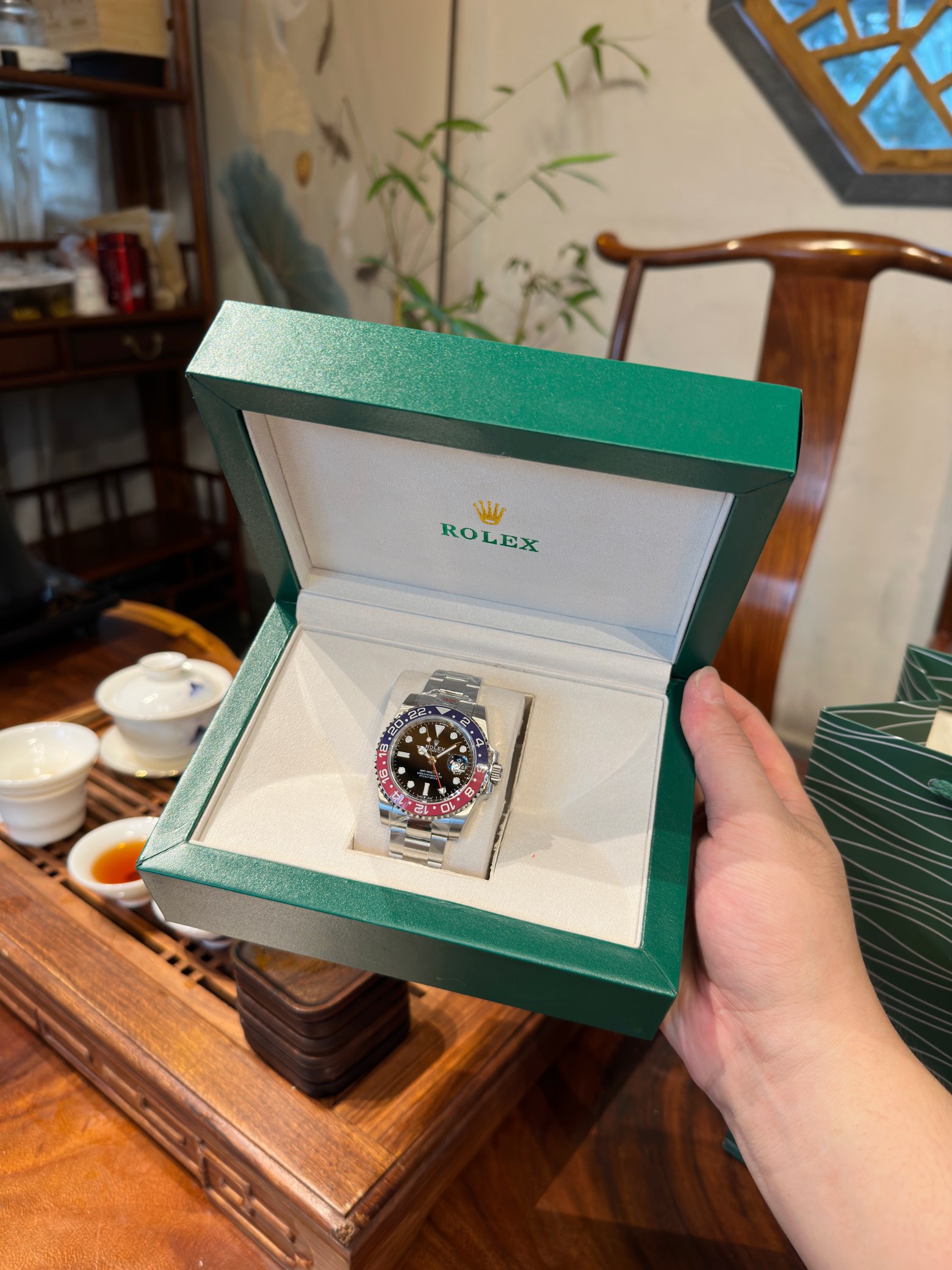 N+ Rolex GMT Coke bezel can be upgraded to purple light identification bezel opening show "all red luminous" official 2023 latest identification version. Paired with the 3186 movement /3285 movement for your choice!
1 ? The movement has the same GMT doubl