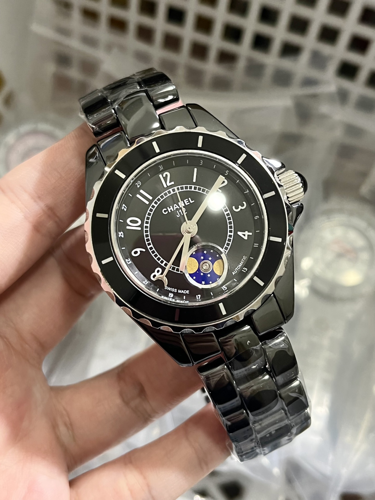 ???? Star Four Hands True Function ??
The four-hand ceramic watch continues Chanel 's distinctive design style, with black and white ceramic as the main color, classic and beautiful! It features an imported quartz movement that displays the sun, moon and 