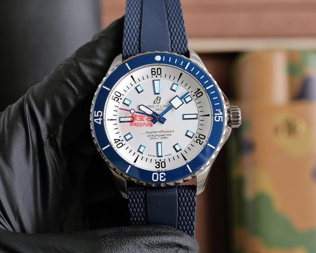 White Case 780
?? Diving watches all the same? You haven't seen a Breitling Super Ocean watch yet! It embodies the fashion of the moment; It is professional and reliable, and better meets the daily needs of the general public; It has a high level of appea
