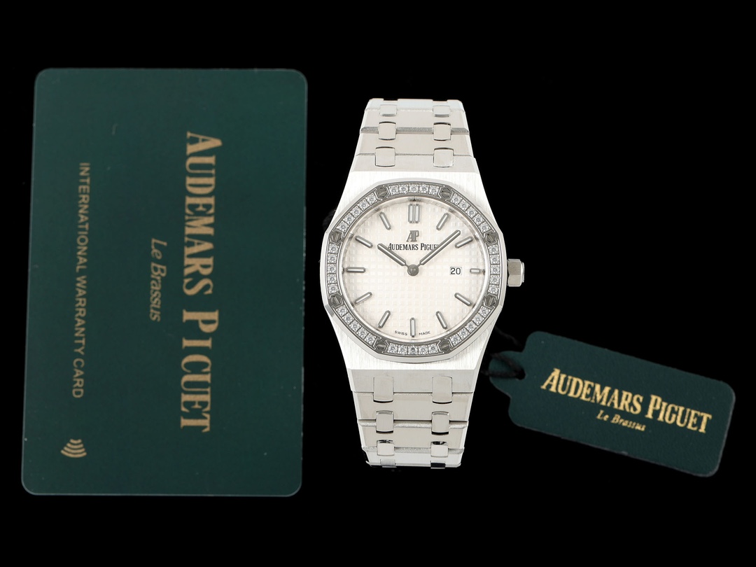 AUDEMARS PIGUET Royal Oak 67651OR ladies Quartz watch ~ Shining debut! Goddess-like versatility, sparkling and charming!
APP purchase genuine product disassembly and mold opening, CNC polishing throughout the process, multiple proofreading and adjustment 