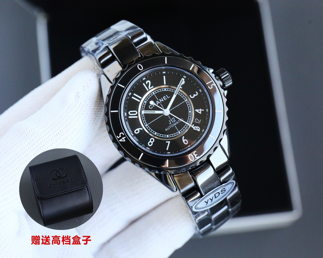 1400??2024 Chanel J12 embroidery needle collection H9762,
Case: black precision ceramic and yellow 18K gold case
Bezel: Sapphire crystal unidirectional rotation
Turn the bezel
Dial: Black lacquered dial, gold-plated hour markers and bevel
Crown: Cabochon 