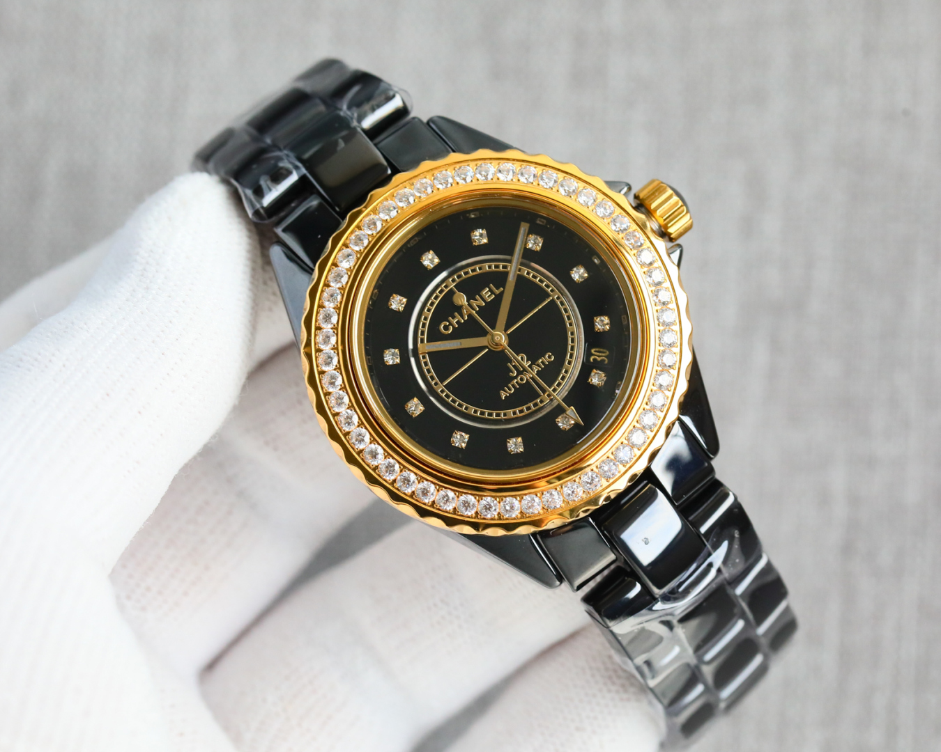 yyDS products, aperture 1400, diamond ring 1450
yyDS Factory CHANEL ?? CHANEL J12 ???OT3 The latest white ceramic 18K gold finally on the market ??????
Case: white and black precision ceramic and yellow 18K gold case
Bezel: Yellow 18K gold white sapphire 