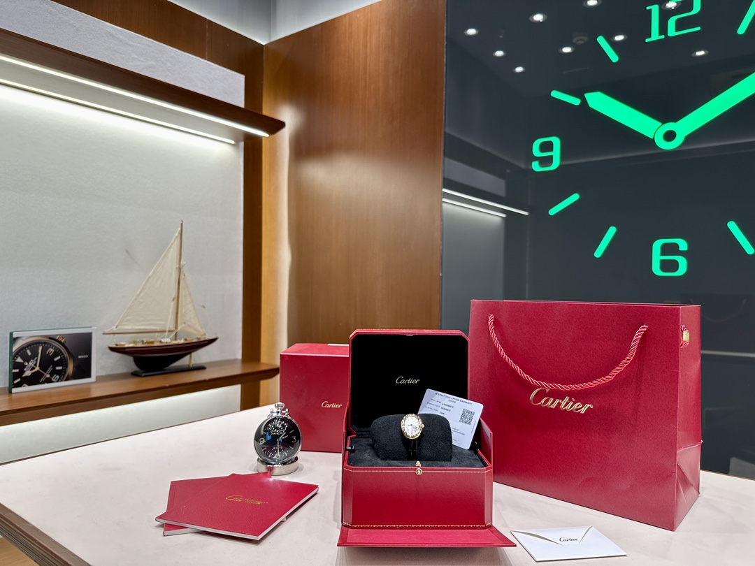 AF factory Cartier Baignoire Bathtub collection watch, goddess recommended one watch!
The latest hot bath collection!
The classic bathtub shape perfectly interprets Cartier's classic aesthetics and brings forth a refreshing force in watch design!
Another 