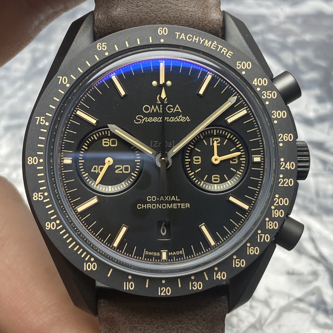 The Moon watch is a pioneering work, paying tribute to the classics. Omega Speedmaster Moon Dark Dial 311.92.44.51.01.006
44.25mm co-axial chronograph, 3 o 'clock chronograph minute hand, 9 o 'clock small seconds hand
Movement: 9300 double T black balance