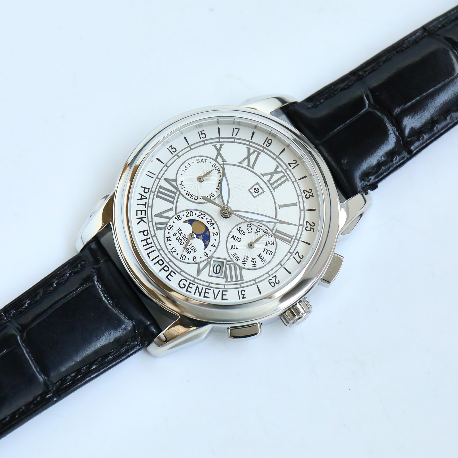 White 1450 gold 1500
Patek Philippe makes a stunning appearance with a 41mm diameter that fits the average male hand size, very business or ? casual. It has a strong visual impact, is unforgettable, and has a more beautiful physical texture.
1 ? With impo