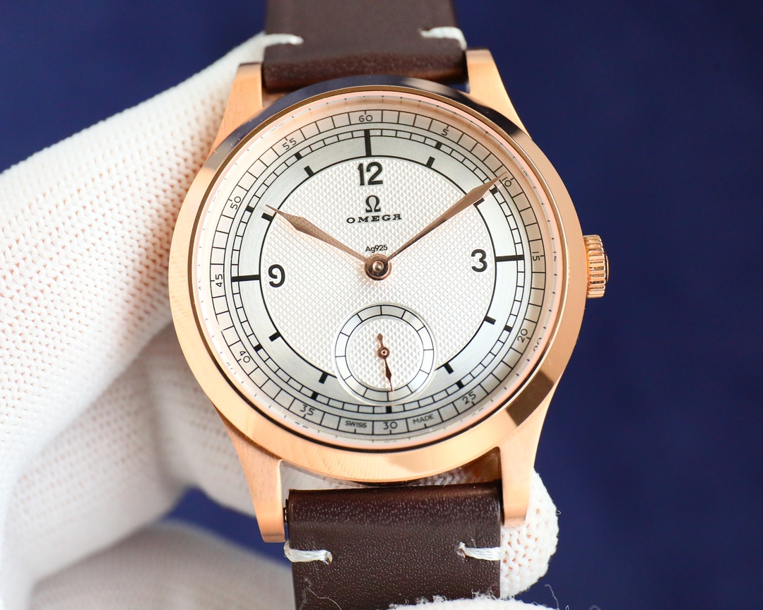 White shell transparent bottom 1300 Rose shell dense bottom 1200
The OMEGA Chronometer series Two and a half hands Special series small three-hand manual mechanical watch, Master Chronometer 39mm in diameter, purchased original mold, the entire case is ma