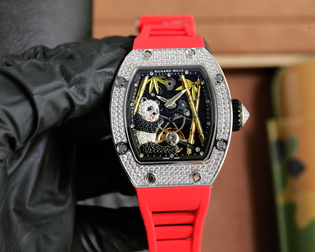 RichardMille 2020 has introduced the RM 26-01 with the national treasure panda pattern, adding another new piece to the RM collection of jewelry timepieces. The panda is a well-known animal in the world, beloved for its friendly and cute appearance. It ha