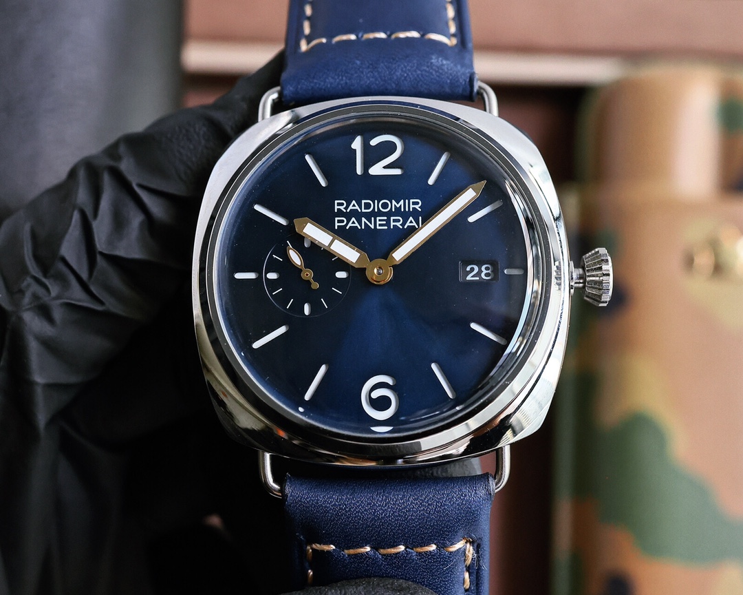 [The latest V7 version Panerai with original imported 2555 automatic mechanical movement ?? made in Panerai 's new material BMG-TECH?, with high strength and scratch resistance. Each watch is one of a kind. The circular hour markers and skeletonized hands
